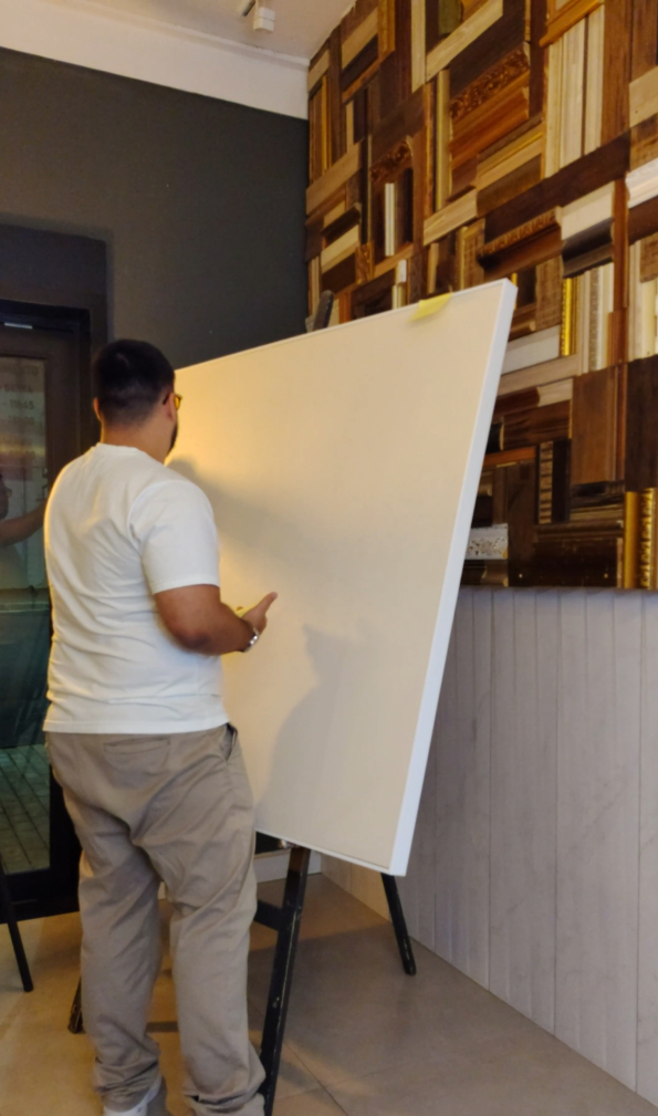 Proprietário da Casa da Moldura com tela em branco